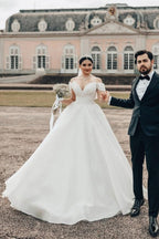 Robe de mariée longue blanche de princesse, épaules dénudées, coupe trapèze, col en V, en satin organza,
