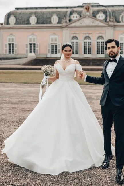 Robe de mariée longue blanche de princesse, épaules dénudées, coupe trapèze, col en V, en satin organza,