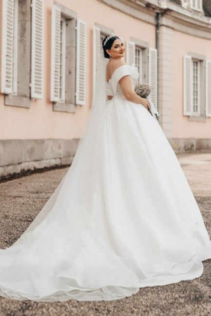 Robe de mariée longue blanche de princesse, épaules dénudées, coupe trapèze, col en V, en satin organza,
