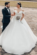 Robe de mariée longue blanche de princesse, épaules dénudées, coupe trapèze, col en V, en satin organza,