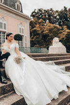 Robe de mariée longue blanche de princesse, épaules dénudées, coupe trapèze, col en V, en satin organza,