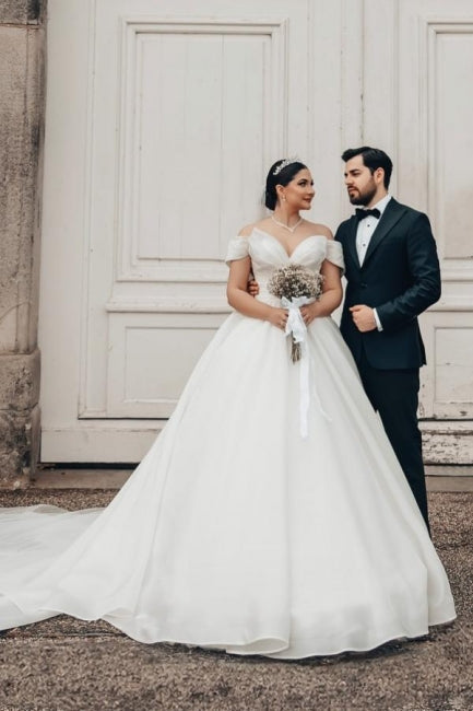 Robe de mariée longue blanche de princesse, épaules dénudées, coupe trapèze, col en V, en satin organza,