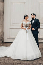 Robe de mariée longue blanche de princesse, épaules dénudées, coupe trapèze, col en V, en satin organza,
