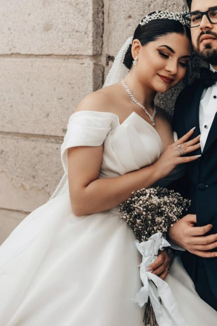Robe de mariée longue blanche de princesse, épaules dénudées, coupe trapèze, col en V, en satin organza,