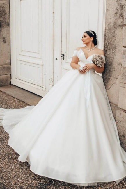 Robe de mariée longue blanche de princesse, épaules dénudées, coupe trapèze, col en V, en satin organza,