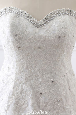 Vestido de novia de tul estilo princesa con escote corazón y encaje