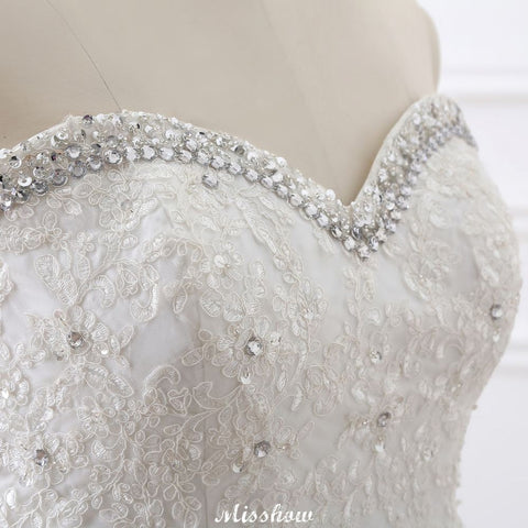 Vestido de novia de tul estilo princesa con escote corazón y encaje