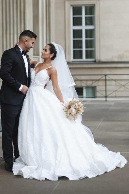 Princess White A-line V-neck Sleeveless Wedding Dresses With Lace