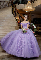 Vestido de gala lavanda con hombros descubiertos y apliques florales, ideal para quinceañeras. Vestido de princesa lavanda Y900.