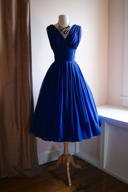 Robe de bal courte en tulle bleu roi à col en V Y1128