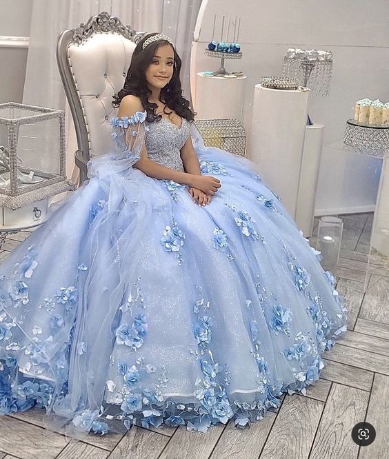 Vestido de quinceañera azul claro con hombros descubiertos, flores 3D, cuentas y falda vaporosa, estilo princesa, ideal para fiestas y dulces 16 años. Vestido de baile azul claro Y1088