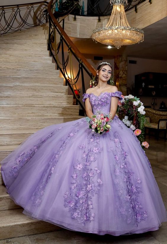 Vestido de gala lavanda con hombros descubiertos y apliques florales, ideal para quinceañeras. Vestido de princesa lavanda Y900.