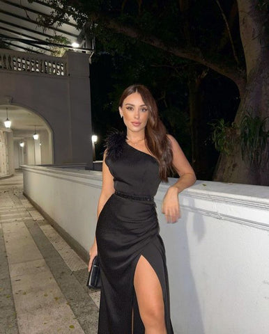 Robe de soirée longue élégante en satin noir asymétrique avec fente latérale, référence Y1058