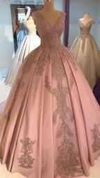 Robe de bal en satin rose poudré ornée de dentelle et de perles, décolleté en V profond, référence Y1086