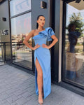 Robe de soirée fourreau asymétrique en satin bleu à volants et fente à l'épaule Y1068