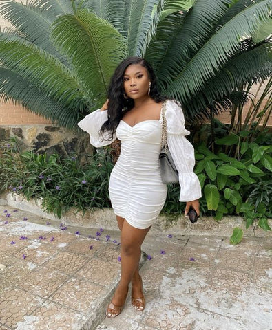 Vestido corto blanco de estilo independiente con escote cuadrado, mangas de pétalo y drapeado, ideal para mujer. Perfecto para el 18 cumpleaños o para una fiesta de bienvenida. Modelo Y646.