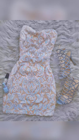 Vestido corto ajustado iridiscente con escote corazón, ideal para fiestas de bienvenida (Y531)