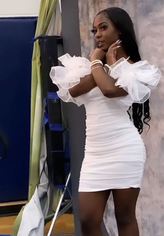 Vestido blanco corto de fiesta de bienvenida con hombros descubiertos y mangas mariposa, con volantes, ideal para el 18 cumpleaños (modelo Y648).
