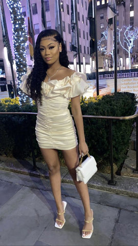 Tenue pour un 19e anniversaire : robe courte plissée pour le bal de promo (650 £)