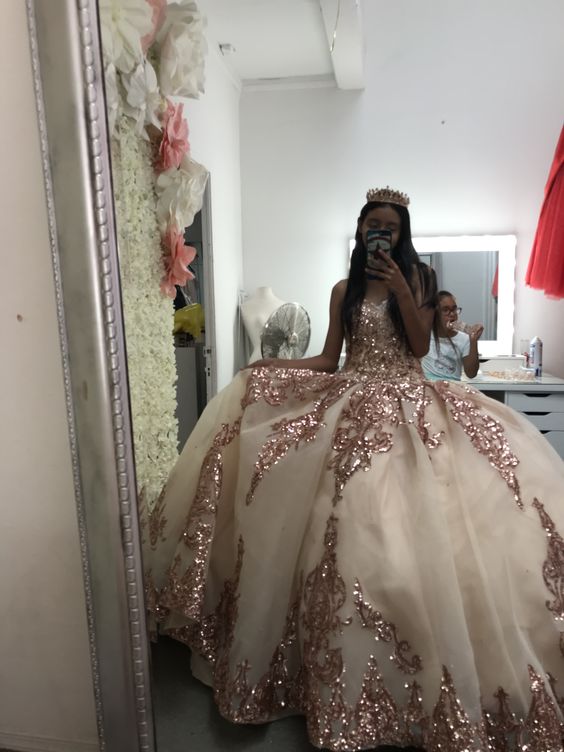Robe de bal de princesse Y581, ornée de sequins or rose et d'appliqués sur les robes de quinceañera. Décolleté cœur, corset lacé.
