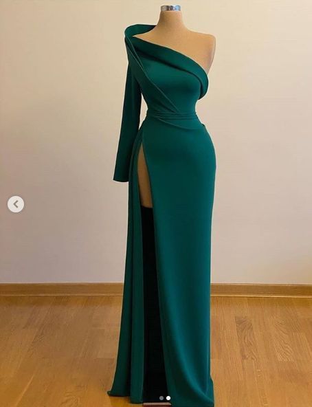 Vestido de noche de manga larga con un solo hombro y abertura, ideal para ocasiones formales y concursos de belleza (S25031)