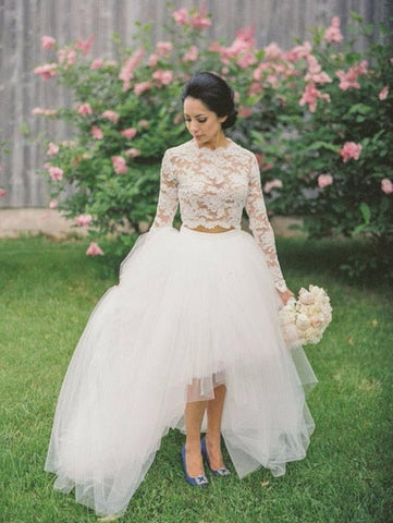 Vestido de novia Baoleely de dos piezas con falda de tul asimétrica, top de encaje y mangas largas.