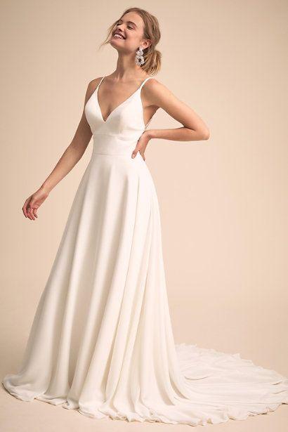 Vestido de novia sencillo de gasa con escote en V, tirantes finos y corte en A, con espalda de encaje, colección 2025