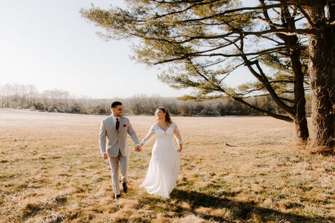 Vestido de novia largo Baoleely con escote en V, mangas, espalda descubierta y apliques de encaje blanco. Ideal para la fiesta nupcial. Corte en A.