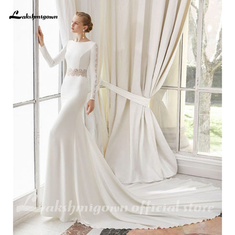 Robe de mariée blanche en mousseline de soie et dentelle style bohème, col rond, traîne courte, manches longues, coupe trapèze, grande taille, sur mesure