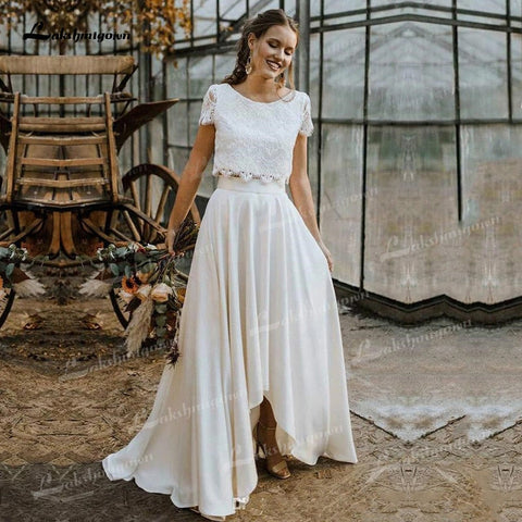 Vestido de novia de dos piezas Baoleely: top de encaje, manga corta, cuello redondo, largo hasta el suelo, cola de barrido, diseño de espalda con botones.