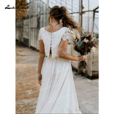 Vestido de novia de dos piezas Baoleely: top de encaje, manga corta, cuello redondo, largo hasta el suelo, cola de barrido, diseño de espalda con botones.