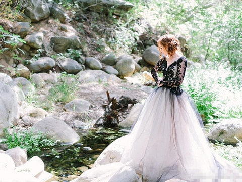 Vestidos de novia vintage Baoleely de encaje negro y tul blanco, con escote en V sexy, espalda descubierta, mangas largas ilusión, estilo gótico.