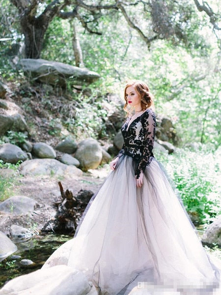 Baoleely Vintage Black Lace And White Tulle Wedding Dresses Sexy V Neck Backless Illusion Long Sleeves Gothic Bridal Gowns mariee