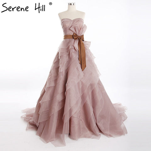 Vestido de novia de corte princesa con falda de tul, cuentas y cristales.