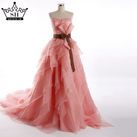 Vestido de novia de corte princesa con falda de tul, cuentas y cristales.