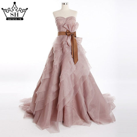 Vestido de novia de corte princesa con falda de tul, cuentas y cristales.