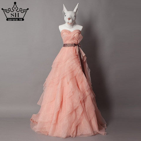 Vestido de novia de corte princesa con falda de tul, cuentas y cristales.