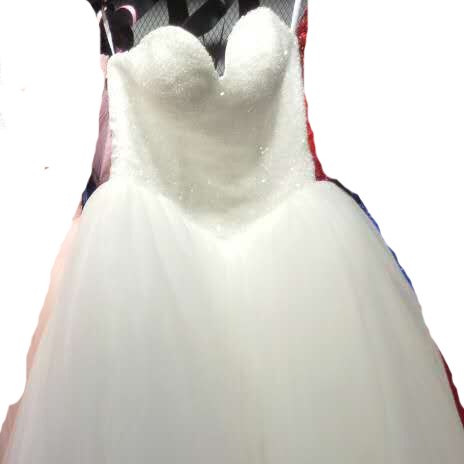 Vestidos de novia de princesa con lujosos bordados de cuentas, cristales color burdeos y falda de baile con volumen.