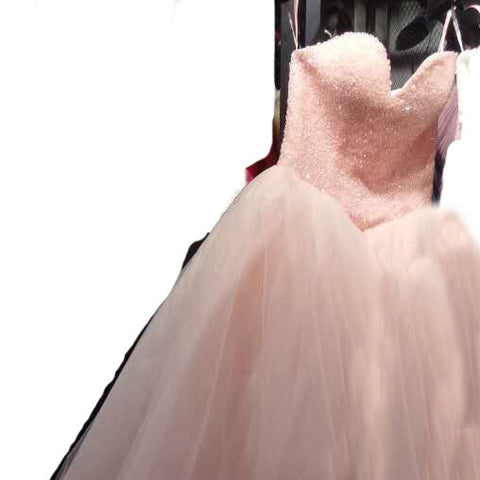 Vestidos de novia de princesa con lujosos bordados de cuentas, cristales color burdeos y falda de baile con volumen.