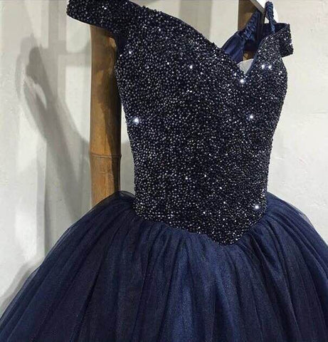 Vestido de novia de gala con lujosos bordados de cuentas y cristales color burdeos.