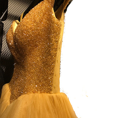 Vestidos de novia de princesa con lujosos bordados de cuentas, cristales color burdeos y falda de baile con volumen.