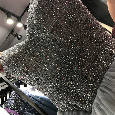 Vestidos de novia de princesa con lujosos bordados de cuentas, cristales color burdeos y falda de baile con volumen.