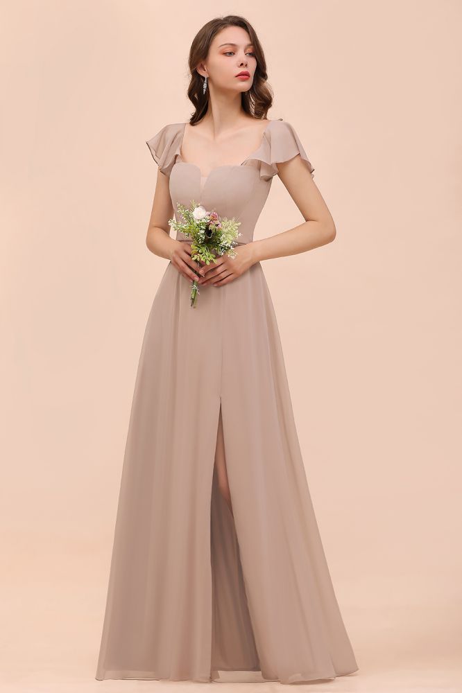 Vestido de dama de honor color caqui con mangas abullonadas y abertura lateral.