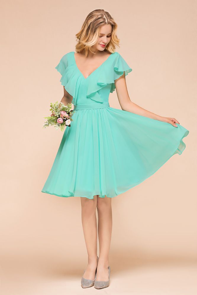 Vestido de dama de honor corto informal de gasa con escote en V y largo hasta la rodilla.