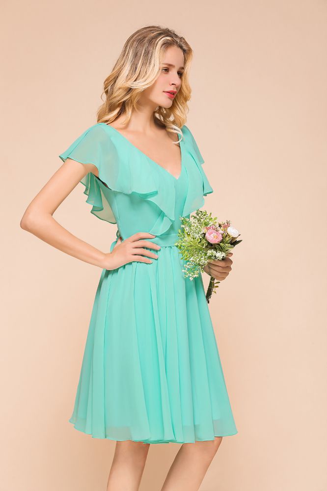 Vestido de dama de honor corto informal de gasa con escote en V y largo hasta la rodilla.