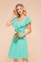 Vestido de dama de honor corto informal de gasa con escote en V y largo hasta la rodilla.
