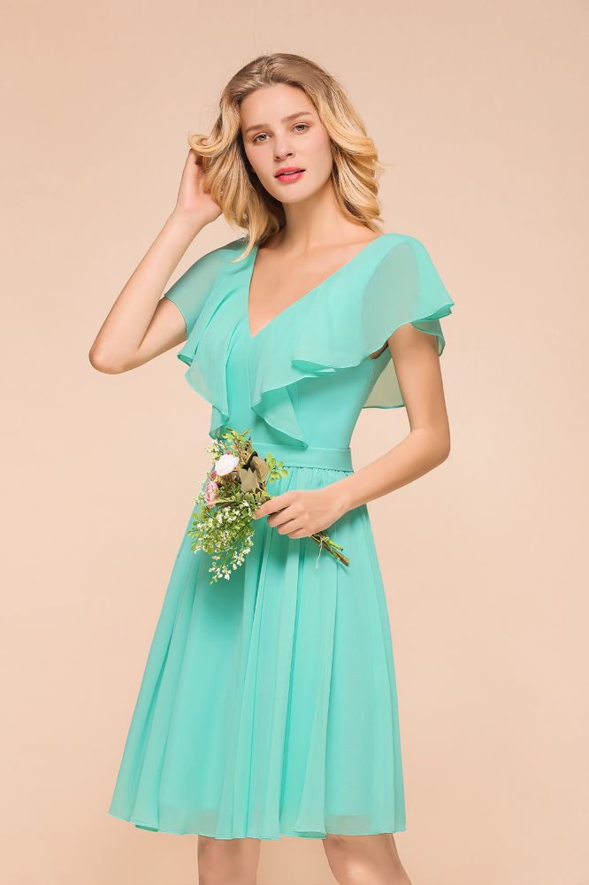 Vestido de dama de honor corto informal de gasa con escote en V y largo hasta la rodilla.