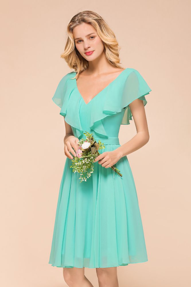 Vestido de dama de honor corto informal de gasa con escote en V y largo hasta la rodilla.