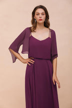 Robe de demoiselle d'honneur violette à bretelles spaghetti et drapée, longueur au sol, style décontracté.