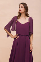 Robe de demoiselle d'honneur violette à bretelles spaghetti et drapée, longueur au sol, style décontracté.